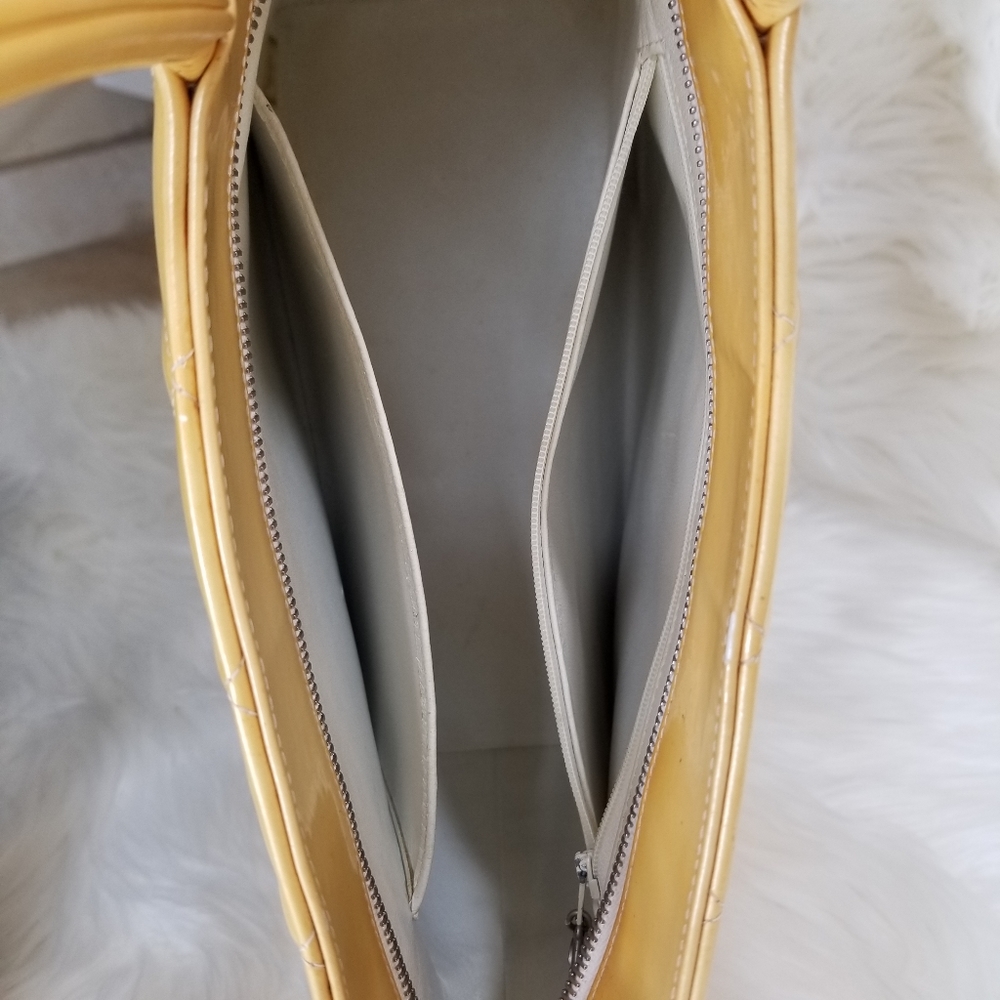 Chanel Medallion yellow silver patent leather tote - Picture 5 of 10